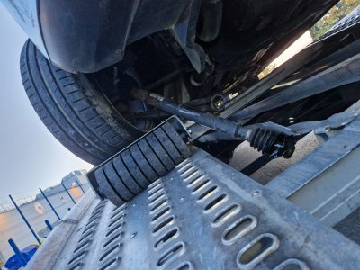 Kitört, kifordult kerék