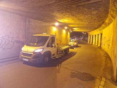 Autómentés Budapesten a Lánc-híd alatti alagútban