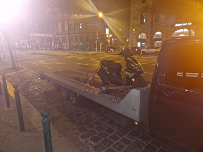 Autómentés a Blaha Lujza téren