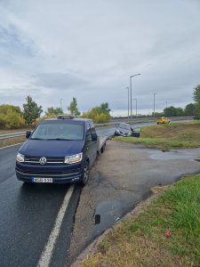 M4 autópálya árokba csúszott az autó