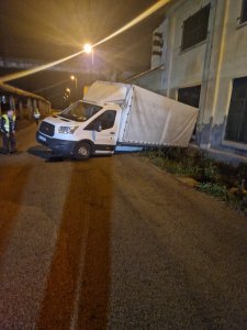 Árokba csúszott teherautó