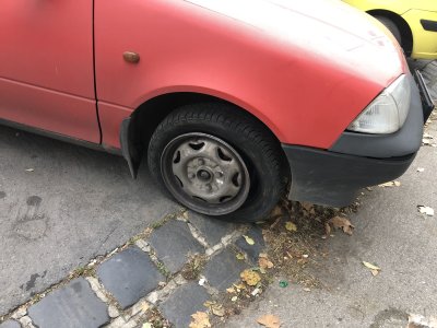 Szelep probléma miatt leeresztett az autó kereke